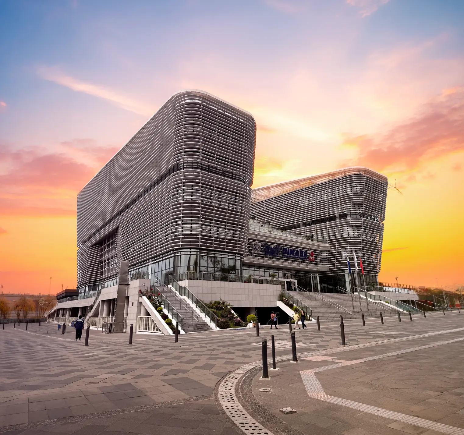 Biblioteca Nacional de El Salvador (BINAES) al atardecer en el Centro Histórico de San Salvador