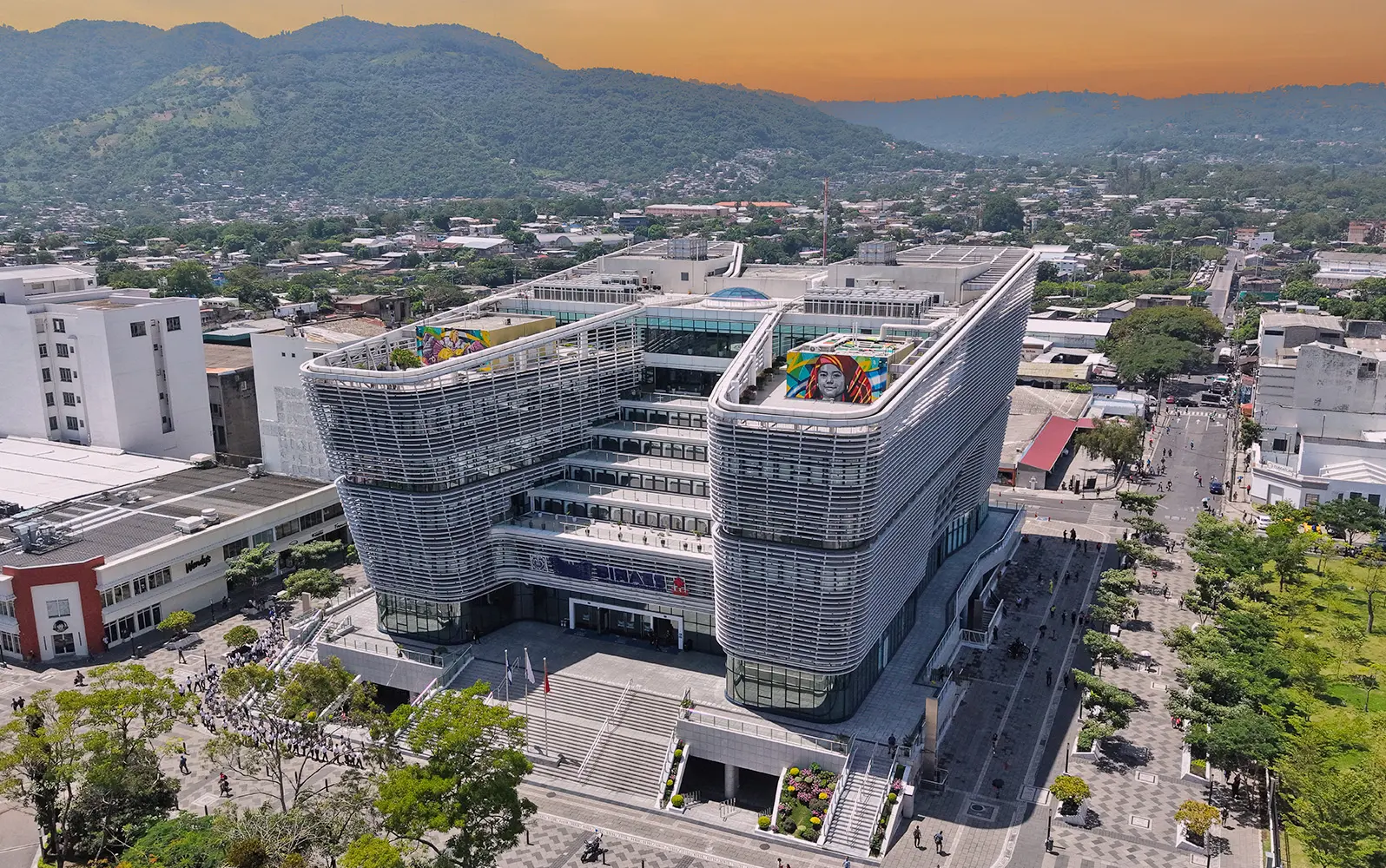 Biblioteca Nacional de El Salvador (BINAES) al atardecer en el Centro Histórico de San Salvador